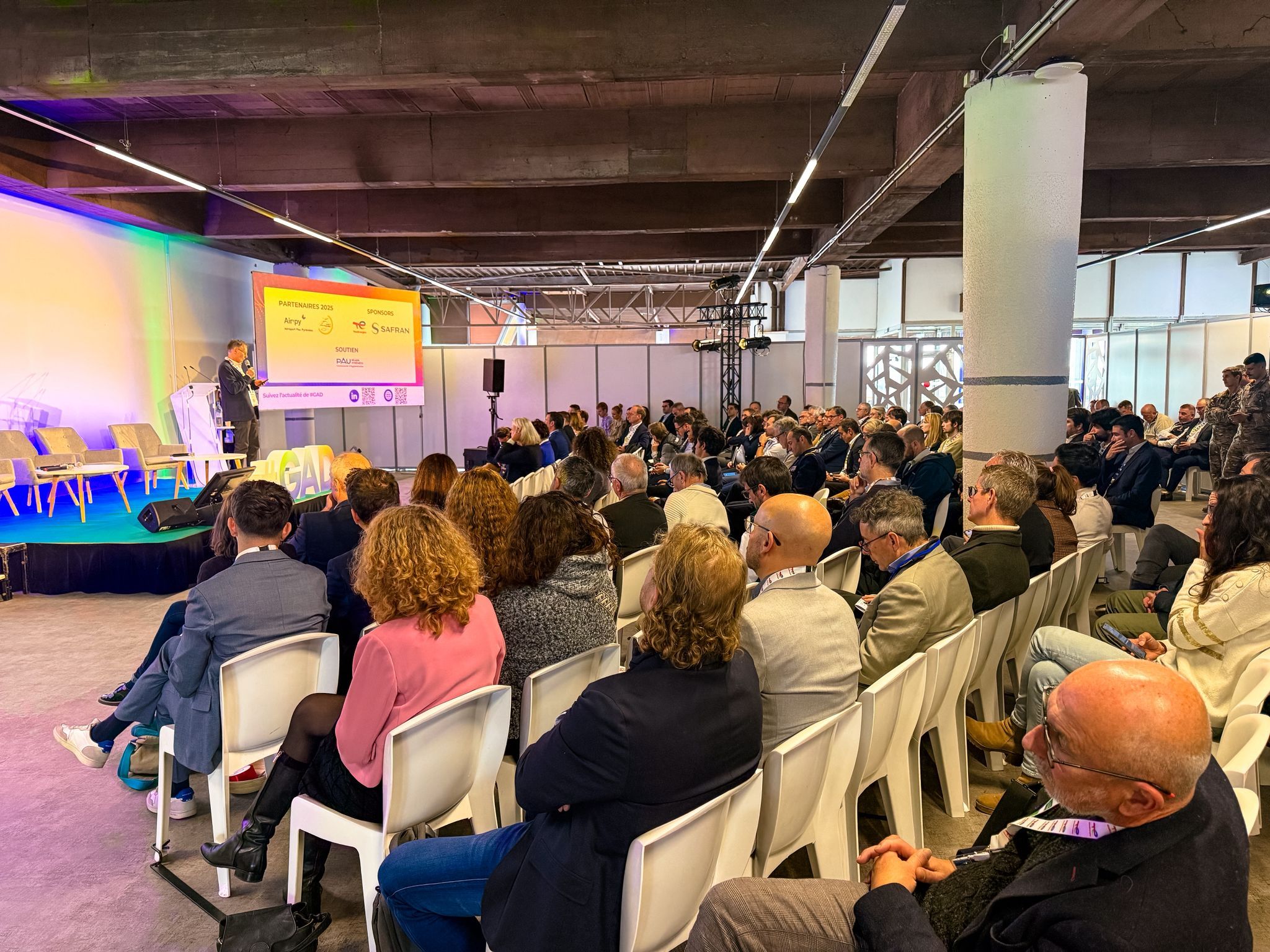 Pour les général aviation days organisés à l'aéroport de Pau, un dispositif audiovisuel complet a permis d'accompagner les conférences et les échanges entre professionnels