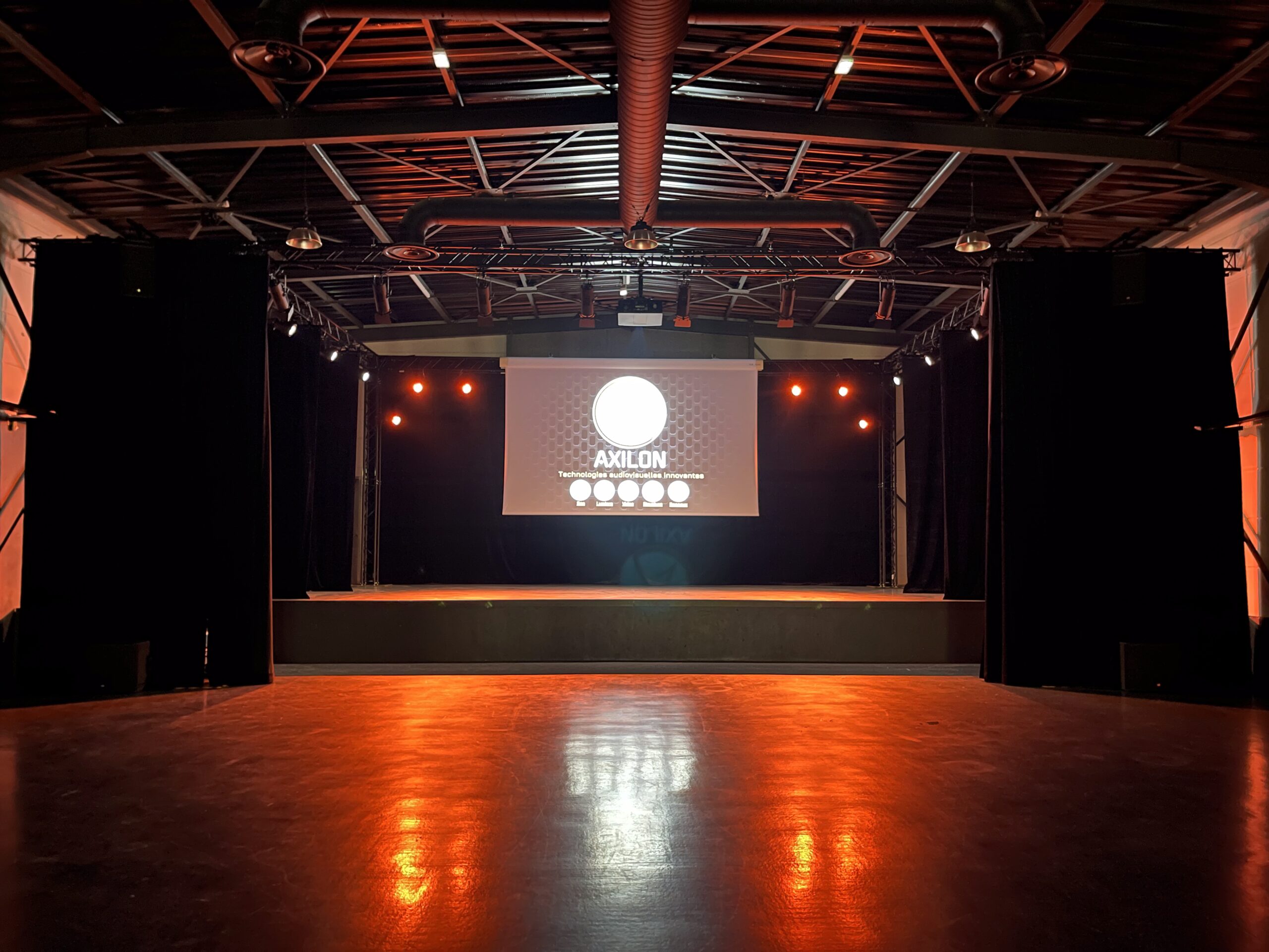 Intégration complète d'une salle de spectacle : scène, sonorisation, éclairage, vidéo...