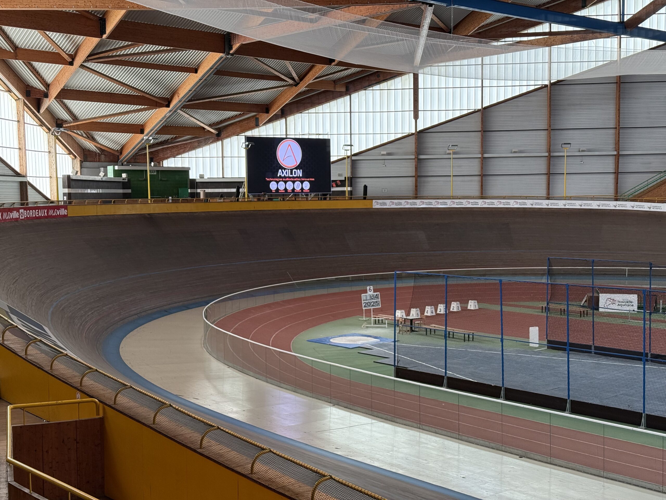 Installation d'un écran g"and au Vélodrome de Bordeaux