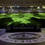 Mise en lumière du terrain au Stade Atlantique Bordeaux Métropole lors d'un match de Top 14 de l'Union Bordeaux Bègles