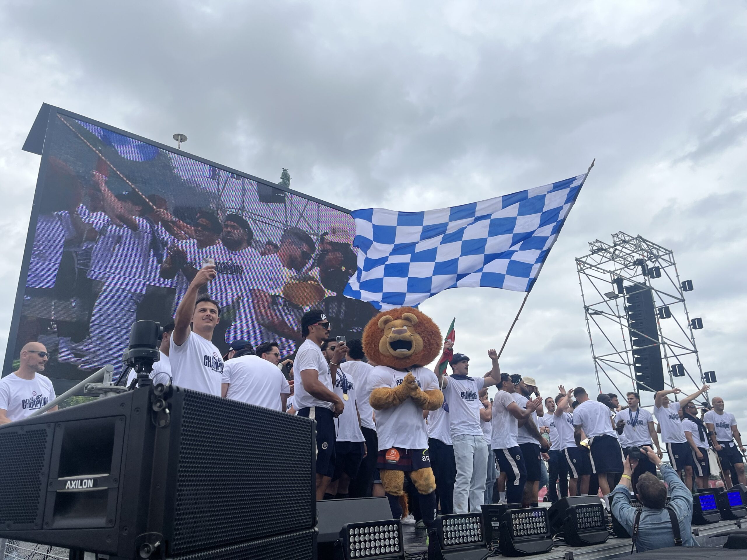 À l'occasion de la finale de la Champions Cup, un dispositif audiovisuel comprenant écran géant, sonorisation et éclairage a permis aux supporters de vivre l'événement ensemble sur la Place des Quinconces à Bordeaux.