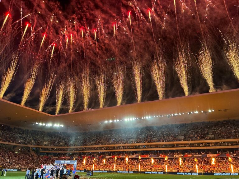 Spectacle et effets lumineux dans le Stade Atlantique Bordeaux Métropole lors du Crunch Creator