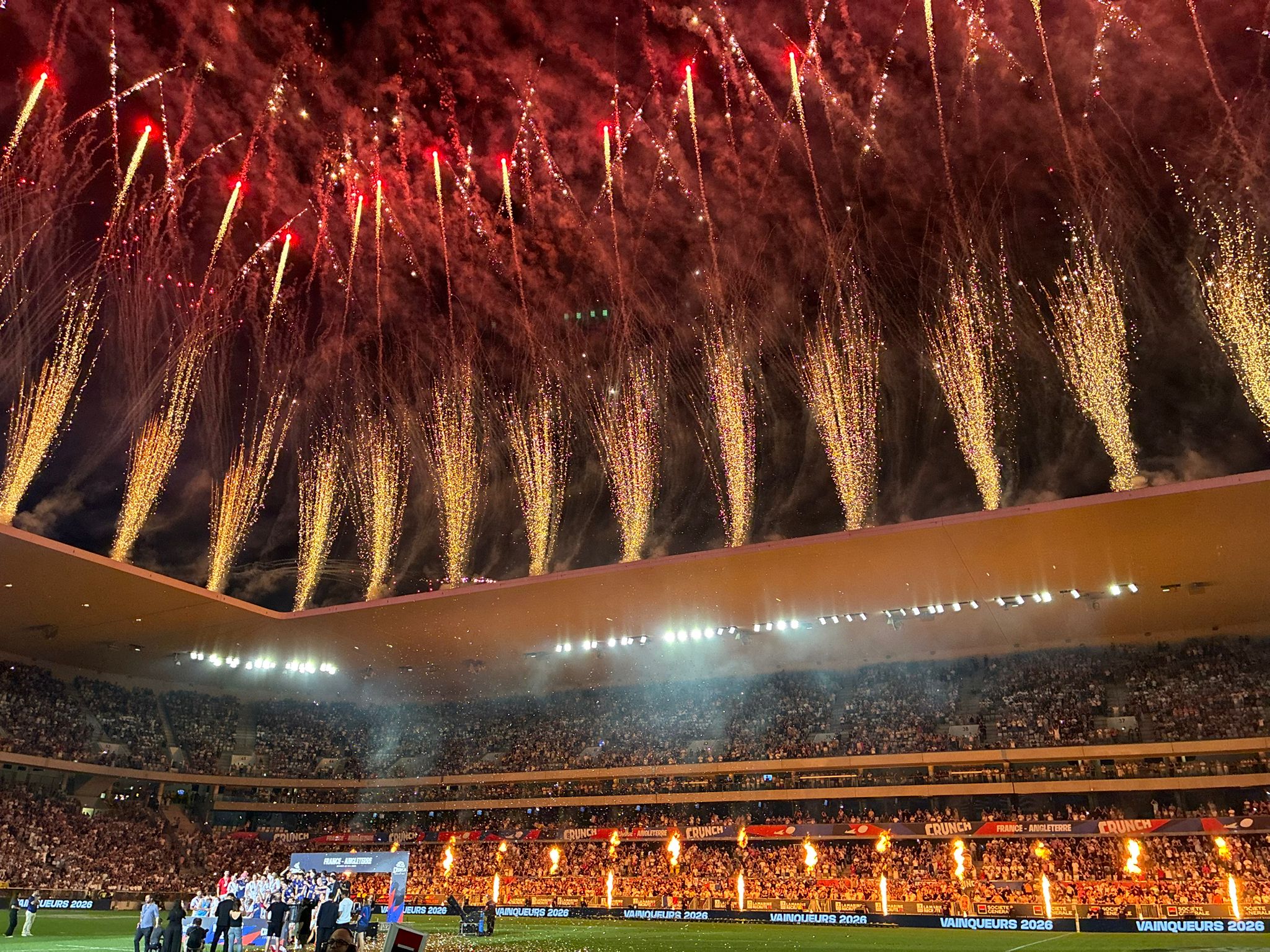 Spectacle et effets lumineux dans le Stade Atlantique Bordeaux Métropole lors du Crunch Creator