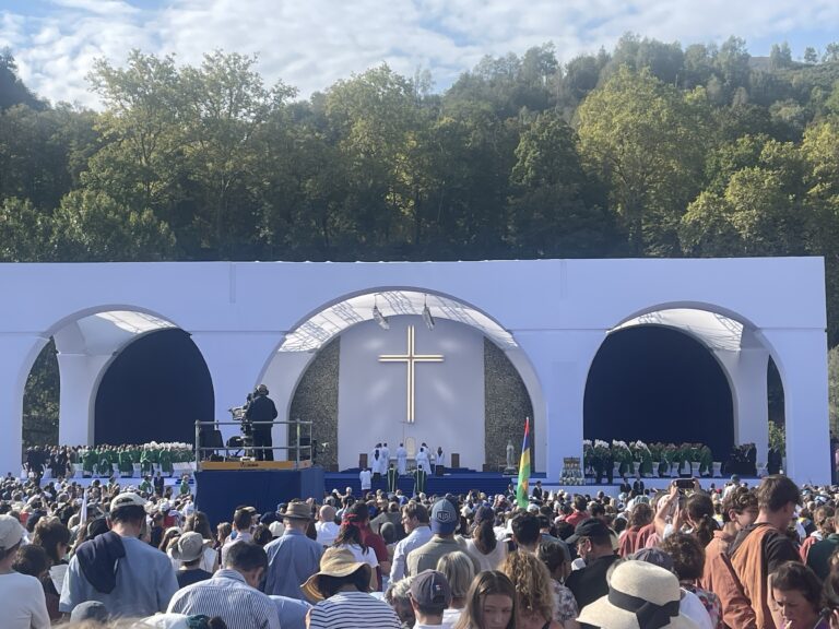 Sonorisation, éclaira, écran géant installés par Axilon au Sanctuaire de Lourdes pour la visite du Pape Léon XIV